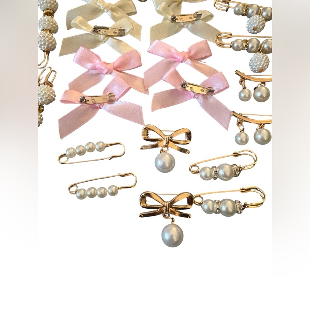 Set of 40 Shoe and Sock Pins with Rhinestones, Bows and Faux Pearls - Picture 7 of 10